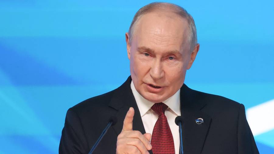 El presidente ruso, Vladímir Putin, en la sesión plenaria titulada “Responsabilidad por el futuro: ¿los límites de lo posible o las posibilidades de lo ilimitado?” de la 23.ª reunión anual del Club de Debate Valdái en Moscú.