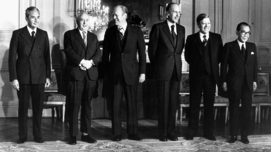 De izquierda a derecha, el primer ministro de Italia, Aldo Moro; el de Reino Unido, Harold Wilson; el presidente de EU, Gerald Ford; el de Francia, Valery Giscard d’Estaing; el canciller de Alemania Occidental, Helmut Schmidt, y el primer ministro de Japón, Takeo Miki, en el castillo de Rambouillet, el 17 de noviembre de 1975.