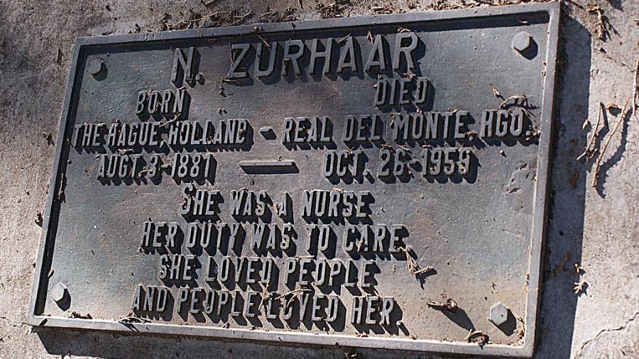 Placa de bronce en la lápida de Nelly Zurhaart: “Era enfermera, su deber era cuidar, amaba a la gente, la gente la amaba”.