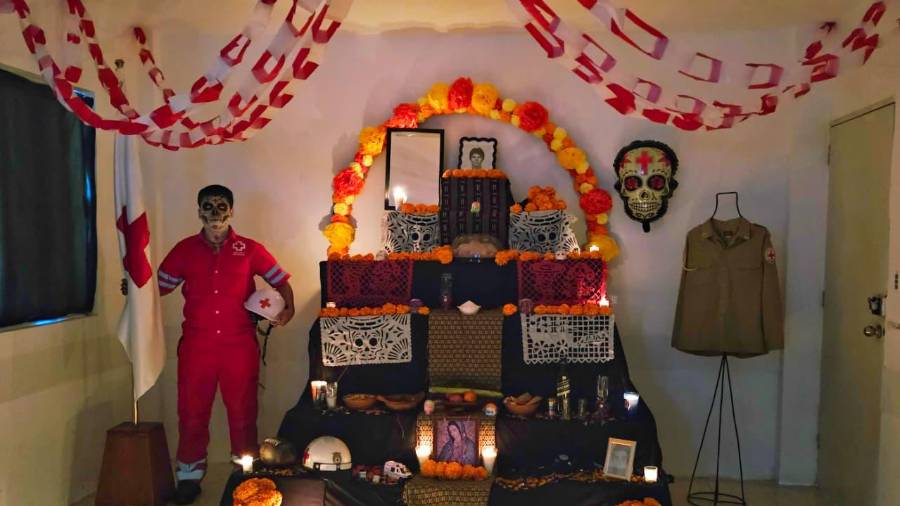 La ofrenda incluyó objetos personales de Gaytán Medina, así como un uniforme de la institución y su fotografía al centro del altar.