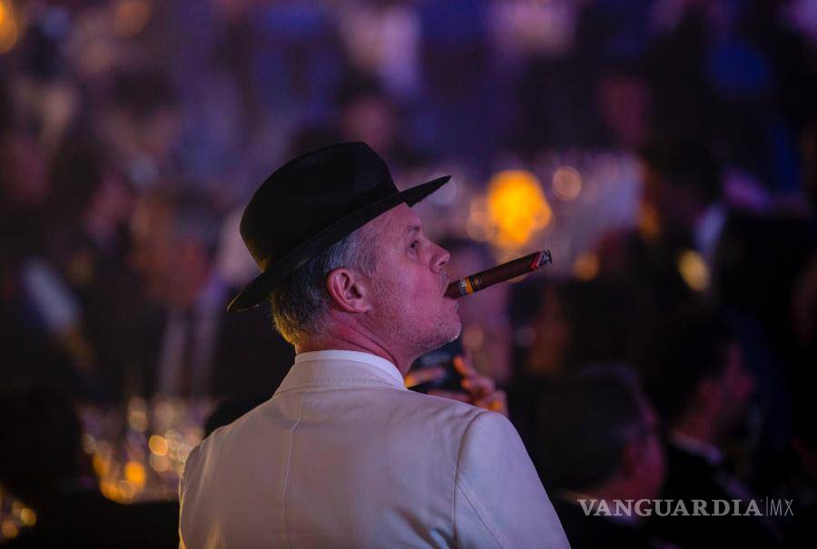 $!Un hombre fuma un puro durante la gala de clausura del Festival del Habano en La Habana, Cuba.