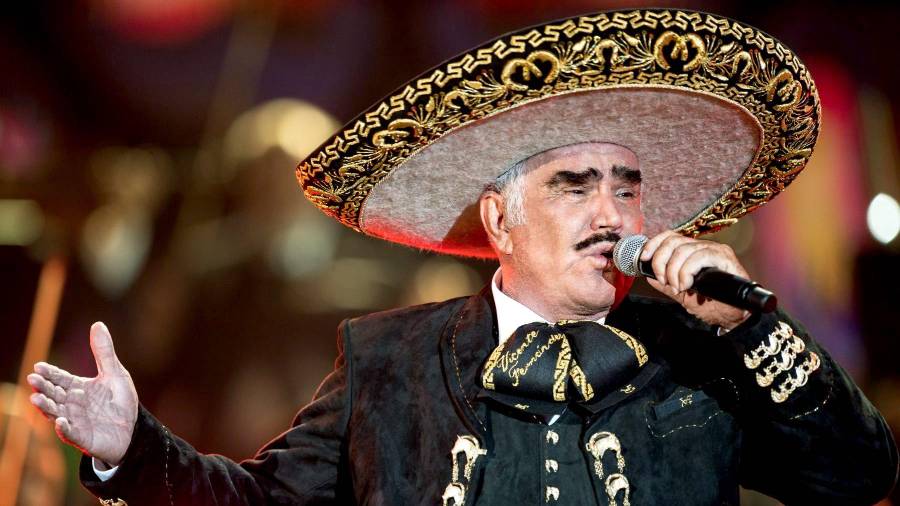 Vicente Fernández continúa internado en hospital de Guadalajara
