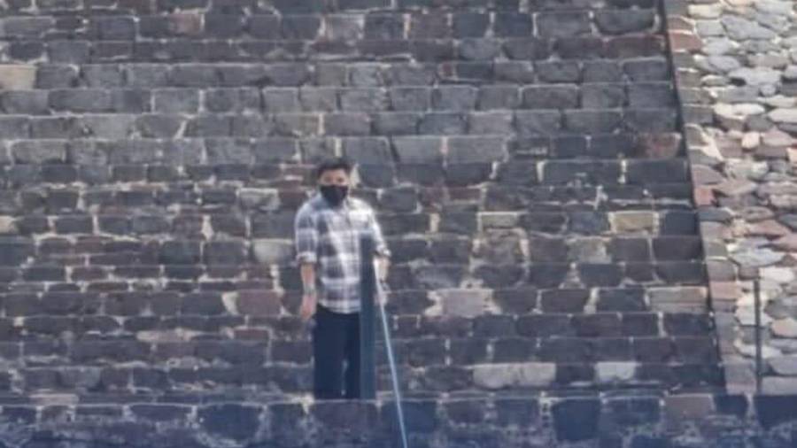 Un hombre realizó disparos en la parte alta de la Pirámide de la Luna, en la zona arqueológica de Teotihuacán, dejando un saldo de una mujer muerta y varios turistas heridos.