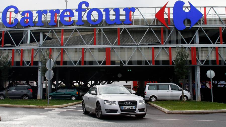 Un coche sale de un Carrefour en Anglet, suroeste de Francia. Los ciber ataques afectaron a supermecados de Carrefour.