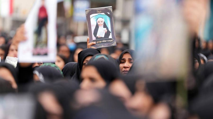 MINAB (IRAN (Islamic Republic Of)), 03/03/2026.- A handout picture made available by the Iranian Foreign Press Department shows Iranians taking part during the funeral ceremony of the victims of an airstrike on a girls school in the city of Minab, southern Iran, 03 March 2026. At least 165 girl students and teachers were killed on 28 February 2026, in an Israel-US airstrike on the school, with the Israeli military claiming it was not aware of any attacks in the area. EFE/EPA/HANDOUT HANDOUT EDITORIAL USE ONLY/NO SALES