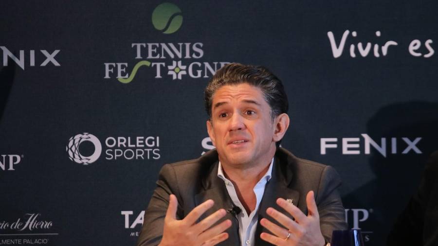 Fotografía tomada a Alejandro Irarragorri durante una conferencia de prensa.