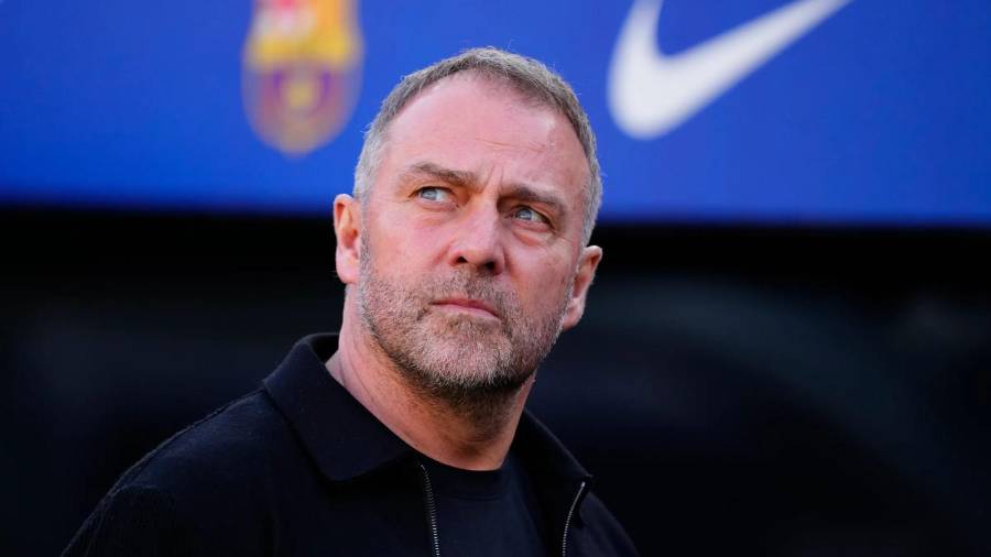 Hansi Flick dirigirá al Barcelona ante Real Madrid en el Spotify Camp Nou, pese al fallecimiento de su padre horas antes del Clásico.