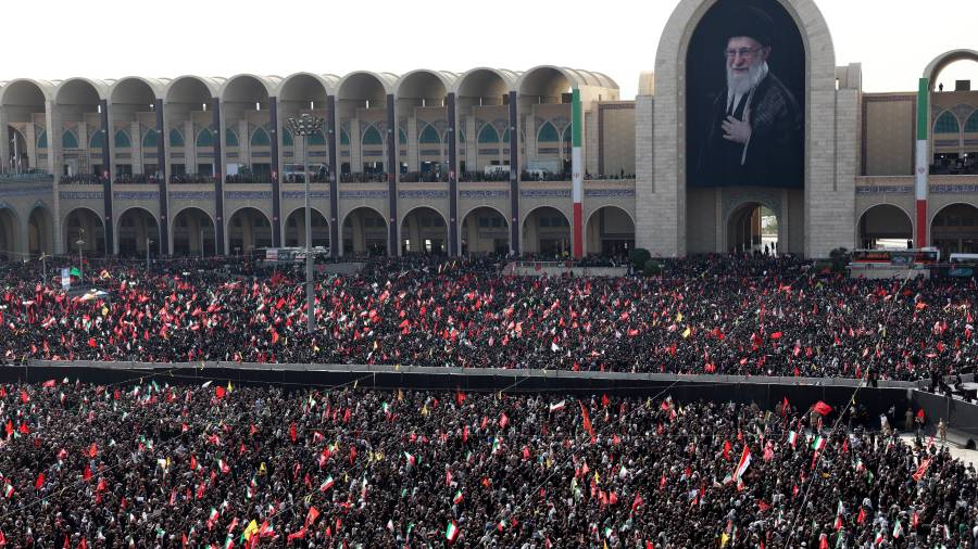 Los iraníes rinden homenaje al fallecido líder supremo iraní, el ayatolá Alí Jameneí, durante una ceremonia de despedida previa a su funeral en la gran mezquita de Mosallah en Teherán, Irán, el 4 de julio de 2026.