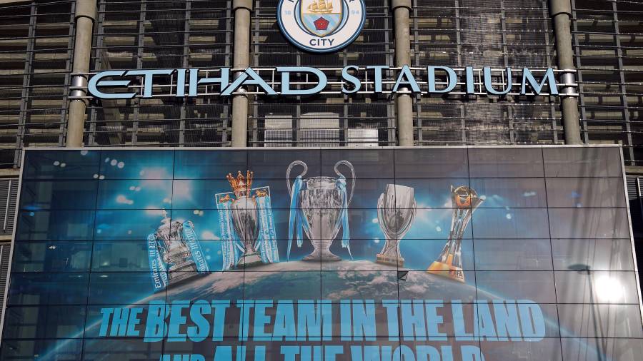 El Manchester City enfrenta un complicado proceso disciplinario que podría terminar con una histórica sanción deportiva y poner en riesgo su permanencia en la Premier League.
