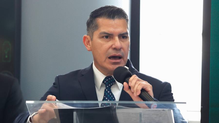 El director de Mexicana de Aviación, General Leobardo Ávila Bojórquez, da una conferencia de prensa.