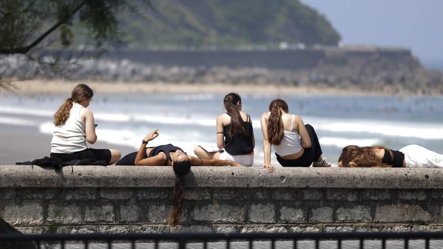 Más de la mitad de los jóvenes elige las redes sociales como principal fuente de información. EFE/Juan Herrero.
