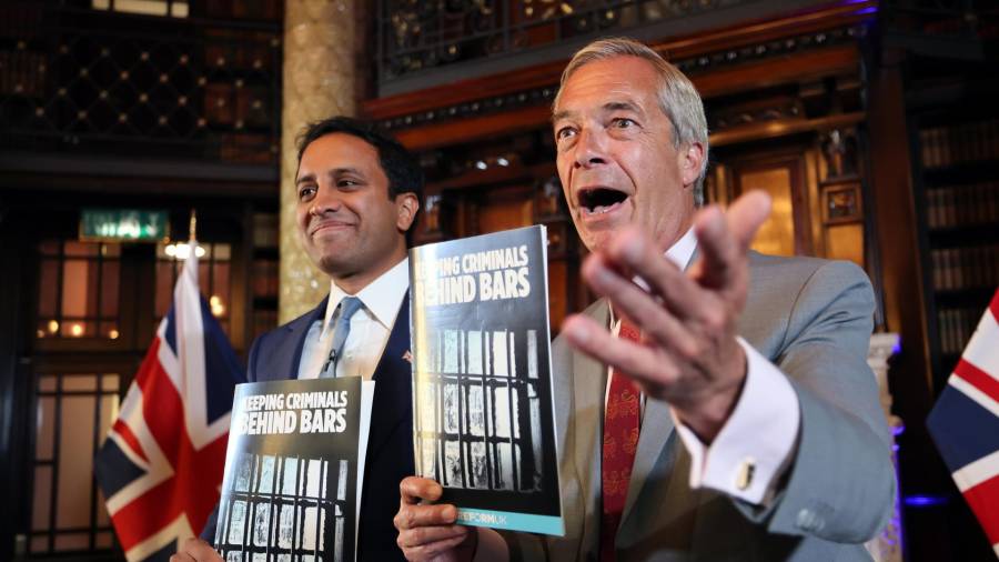 El líder de Reform UK, Nigel Farage (derecha), posa con el ministro del Interior en la sombra de Reform UK, Zia Yusuf, tras una rueda de prensa en Londres (Reino Unido).