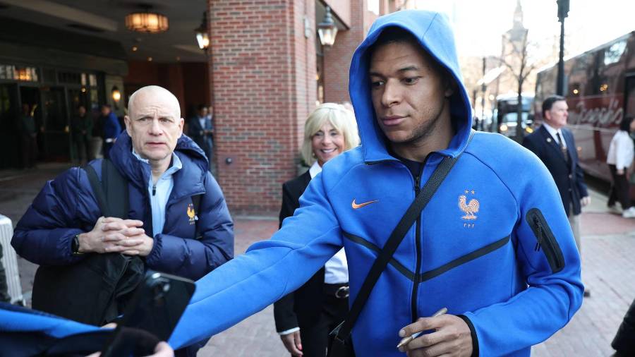 Kylian Mbappé negó en la concentración de Francia que el Real Madrid le haya revisado la rodilla equivocada y aseguró que está listo para volver a jugar ante Brasil.