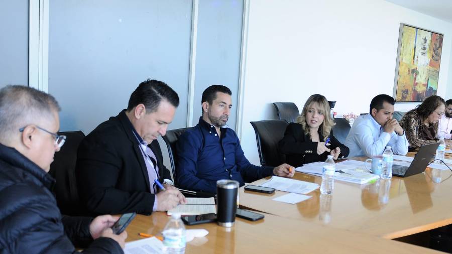 Integrantes de la Comisión de Gobernación durante la aprobación del inicio de entrega-recepción.