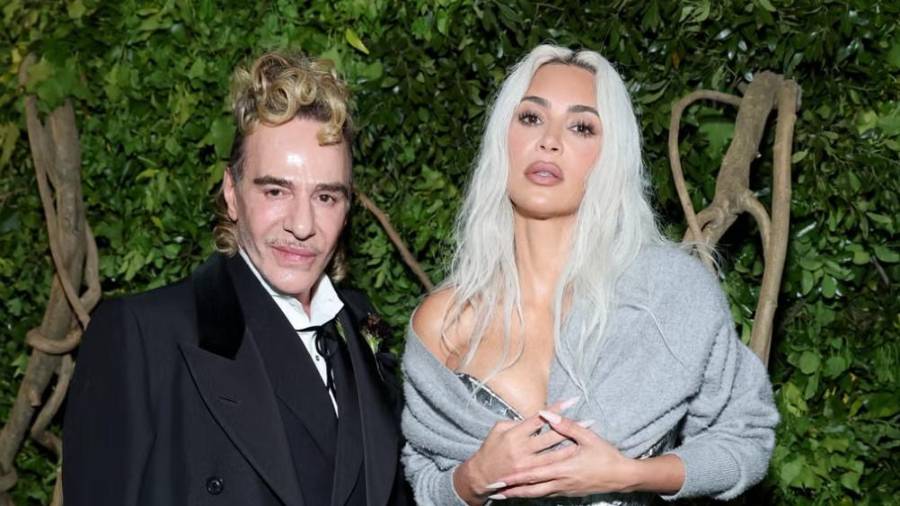 Apuesta. La organización de la Met Gala aseguró que la muestra abordará tanto el legado creativo de John Galliano como los episodios más controvertidos de su trayectoria.