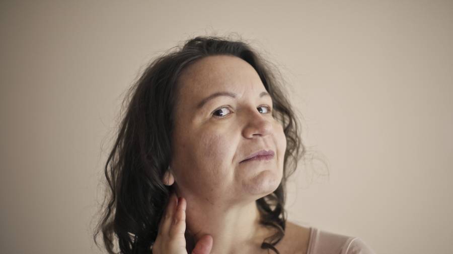 Muchas personas invierten en cremas y tratamientos faciales, pero descuidan el cuello y el escote.