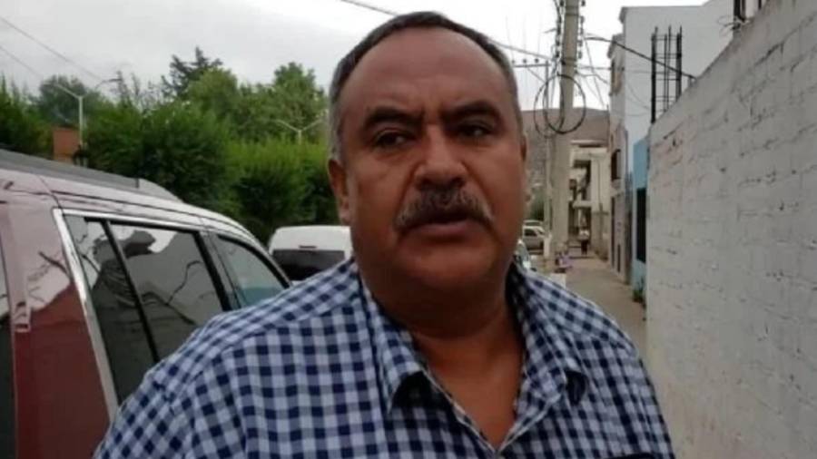 El cuerpo del exedil fue localizado presuntamente envuelto y con signos de violencia a un costado de la carretera federal 54.