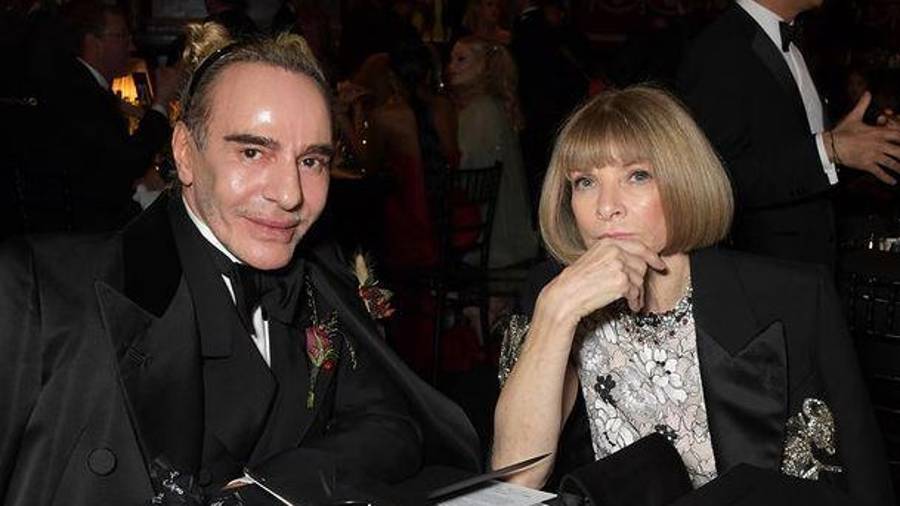 Verdad. John Galliano reconoció el daño causado por sus declaraciones del pasado y lamentó que la exposición no pueda realizarse en este momento.