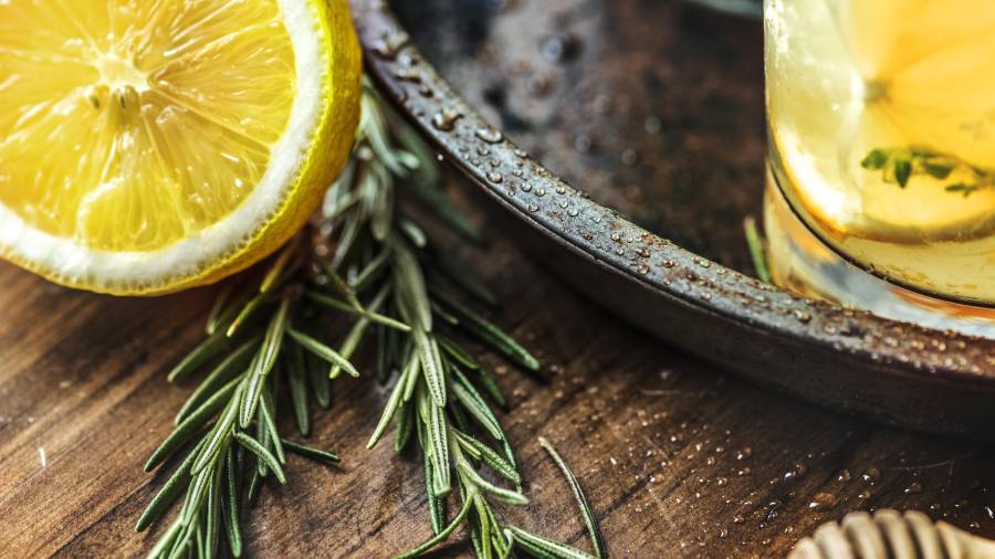 Hervir cáscara de limón, canela y romero sí ofrece una experiencia sensorial inmediata.