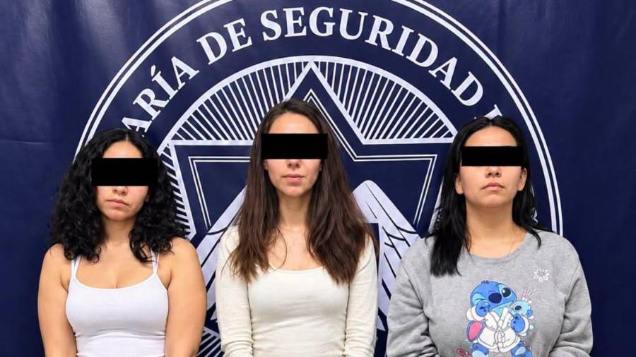 Las tres mujeres, originarias de Saltillo, quedaron a disposición de las autoridades ministeriales en Nuevo León; el vehículo en el que viajaban las detenidas fue asegurado y trasladado a un corralón.