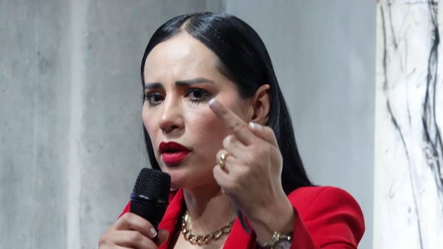 En un video, Sandra Cuevas afirmó que es vigilada en su domicilio y galería y solicitó protección a autoridades federales.