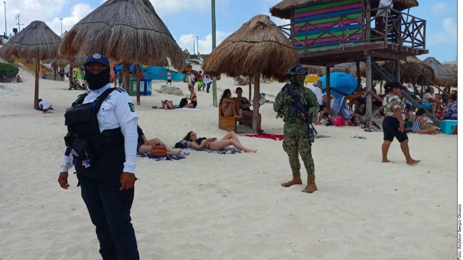 La diferencia entre ambos indicadores muestra que el aumento en el número de turistas no estuvo acompañado por un crecimiento de la misma magnitud en los recursos que dejaron en México.