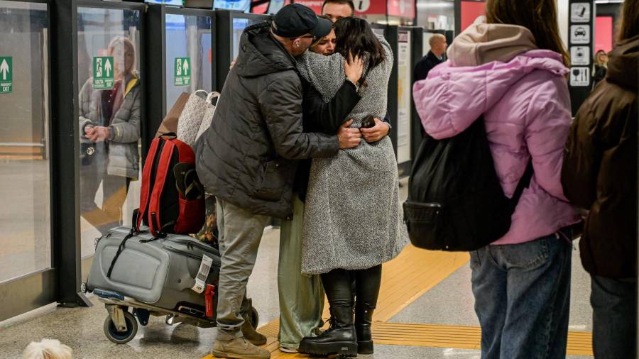 Pasajeros de un vuelo procedente de Abu Dabi aterrizan en el aeropuerto de Fiumicino, en Roma, Italia.