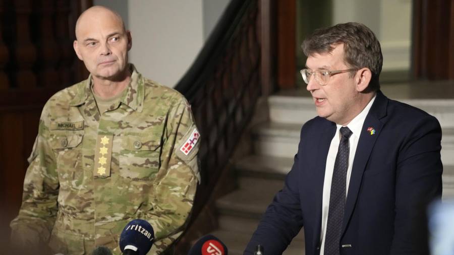 El ministro de Defensa danés, Troels Lund Poulsen (d), y el jefe de Defensa, Michael Wiggers Hyldgaard (i) en el Ministerio de Defensa en Copenhague, Dinamarca.