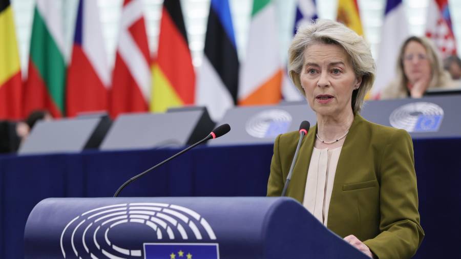 La presidenta de la CE, Ursula von der Leyen, en un debate sobre la “Posición de la UE sobre el plan propuesto y el compromiso de la UE hacia una paz justa y duradera para Ucrania” en el Parlamento Europeo.