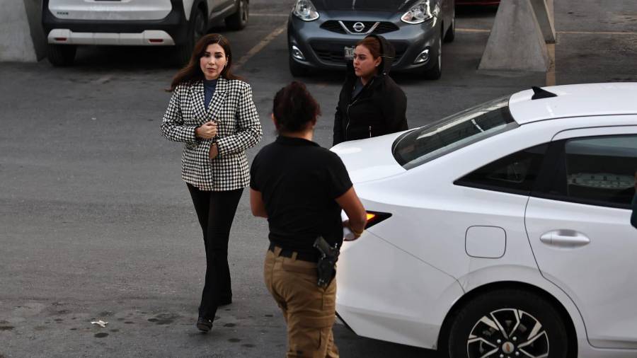 La exalcaldesa de Múzquiz fue trasladada ayer al Centro de Justicia Penal de Saltillo para comparecer ante un juez, tras la judicialización de un caso por supuesto ejercicio abusivo de funciones.