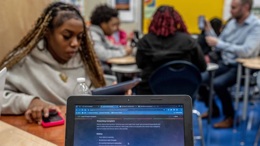 Ahora, gigantes tecnológicos como Google, Microsoft y OpenAI instan a las escuelas a enseñar el tema más reciente: la alfabetización en IA.