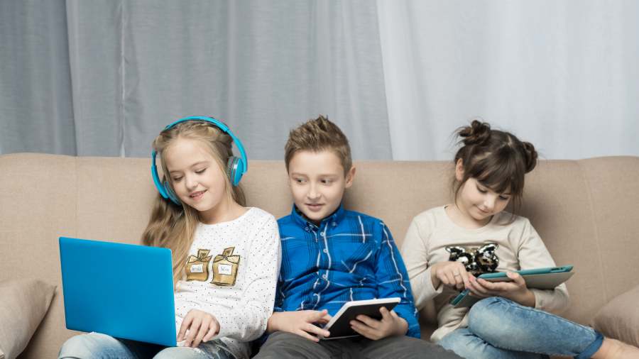 Poner límites en el uso de las pantallas fortalece los buenos hábitos en los menores.