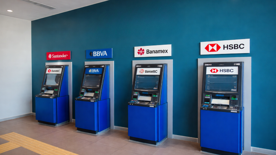 Mientras gigantes como Santander y BBVA ajustan su red física debido a la inseguridad en diversas regiones y al bajo volumen de transacciones presenciales, las plataformas tecnológicas y la conectividad móvil se consolidan como el nuevo motor de inclusión financiera.