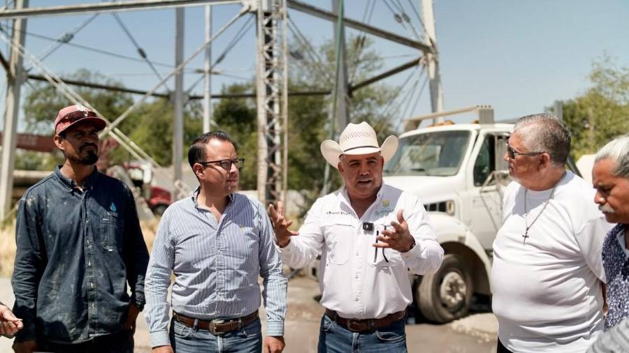 El alcalde José Feliciano Díaz recibió a ciudadanos en la Presidencia Municipal y acudió con ellos a supervisar los trabajos. FOTOS: CORTESÍA