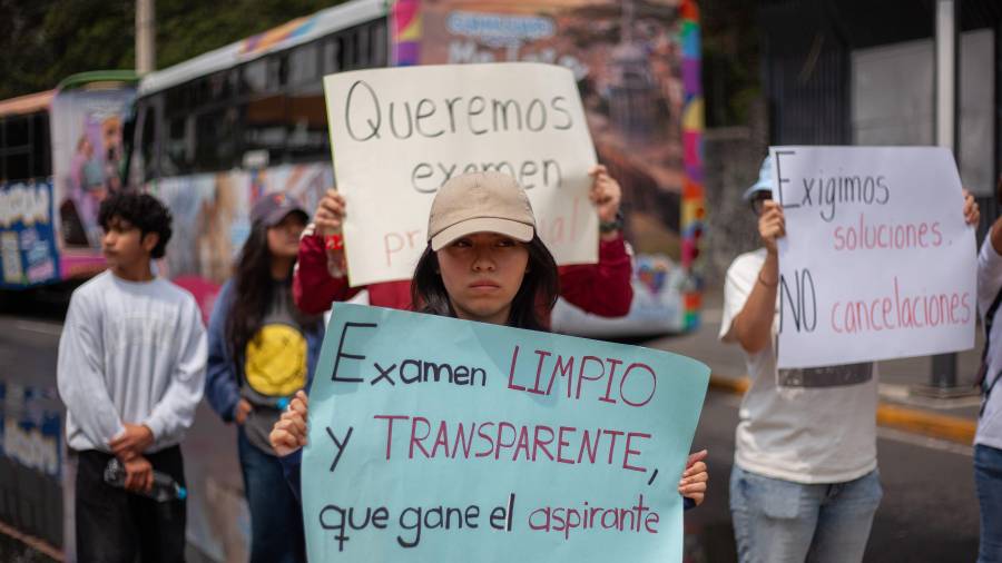 En contraste, se han intensificado las protestas de aspirantes que exigen que se reponga el examen.