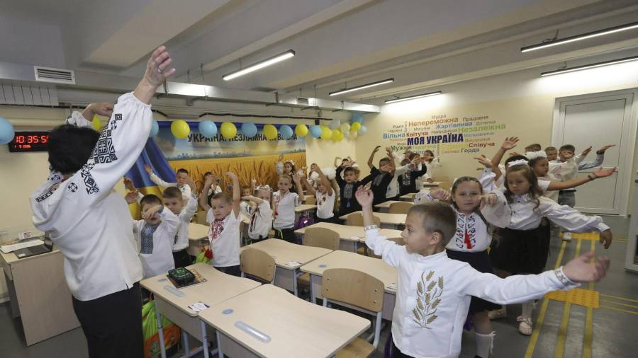 Niños ucranianos asisten a una escuela subterránea recién construida en el primer día del nuevo año escolar en Járkov, Ucrania, el 1 de septiembre de 2026, en medio de la invasión rusa.