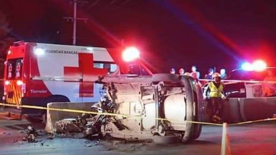 Bomberos utilizaron equipo hidráulico para liberar el cuerpo, que quedó atrapado entre la carrocería destrozada.