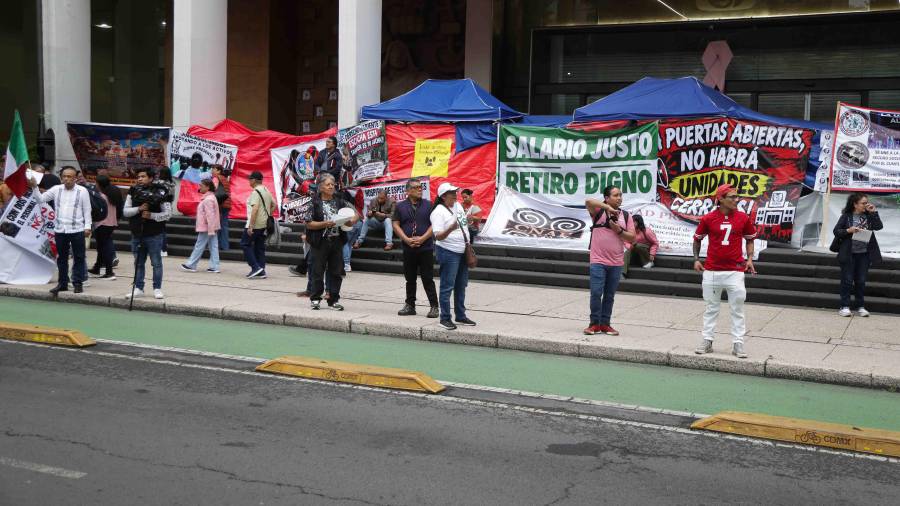 Trabajadores sindicalizados del seguro social hicieron cierres intermitentes en la lateral de reforma a la altura de las oficinas principales del IMSS.