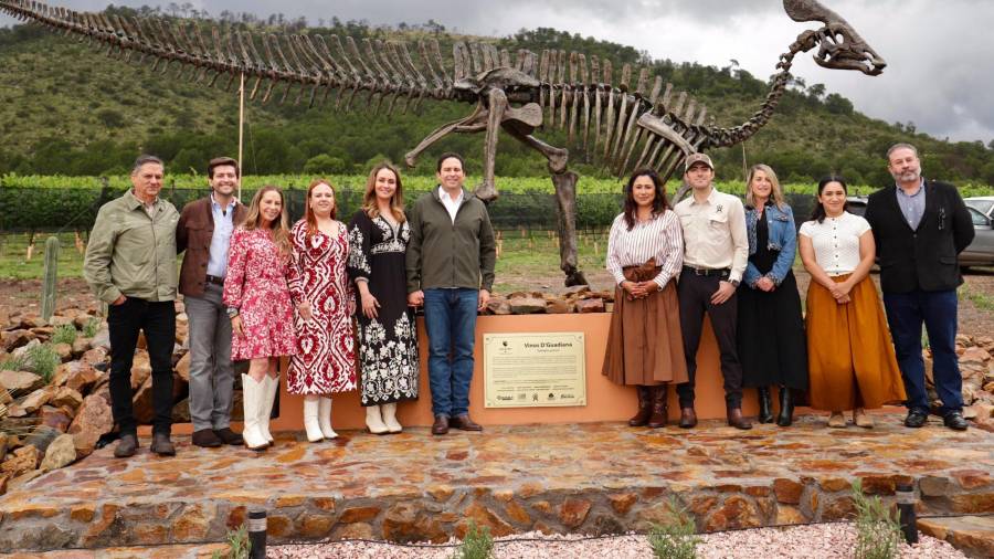 La familia Guadiana recibió el reconocimiento de autoridades por impulsar un proyecto que fortalece el turismo en Coahuila. FOTOS: CORTESÍA