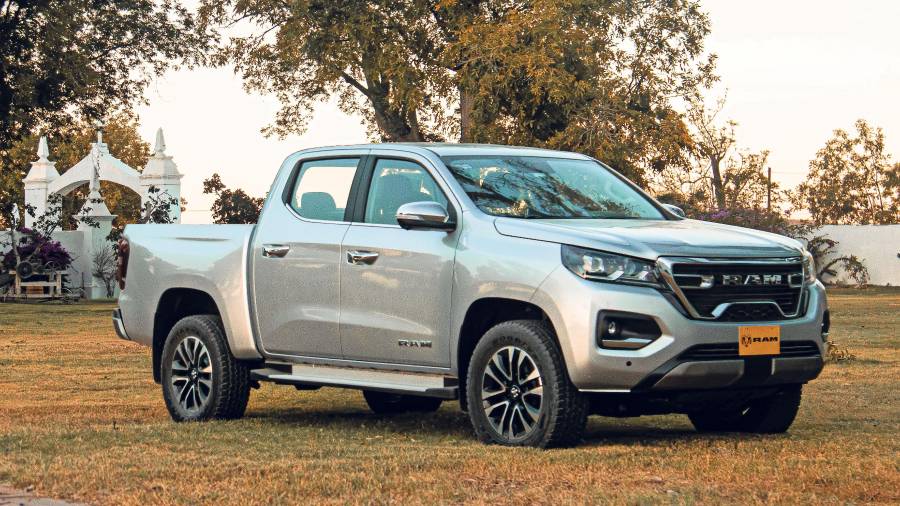 El diseño frontal mantiene la identidad contundente de la marca, con parrilla y ópticas que evocan a la Ram 1500.