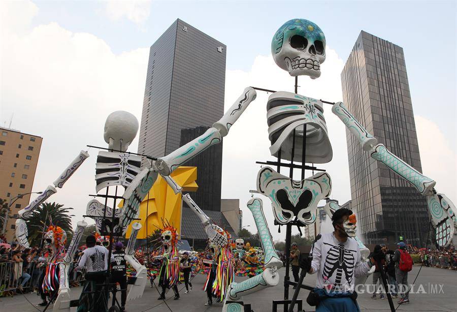 $!Los muertos toman calles de la Ciudad de México en un macrodesfile (fotos)