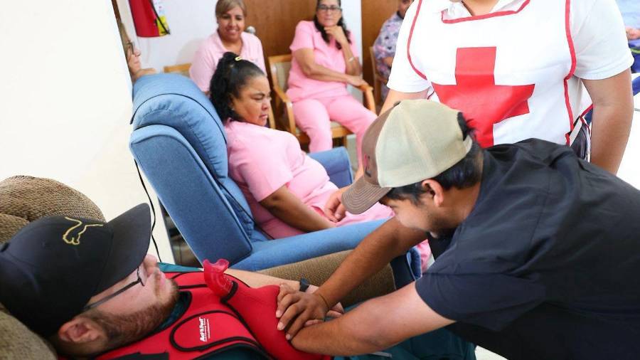 Socorristas de la Cruz Roja Mexicana impartieron un curso de primeros auxilios al personal de la Residencia de Adultos Mayores del DIF Municipal.