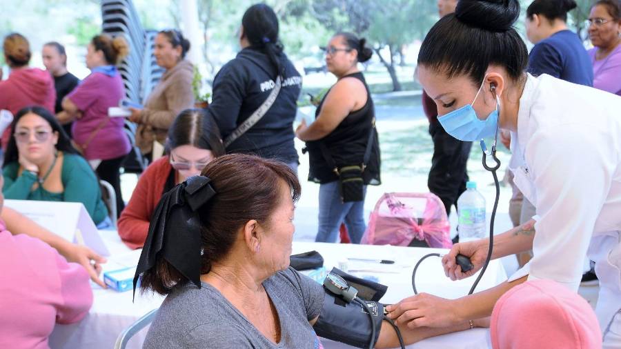 Brigadas de Salud Pública realizan detecciones oportunas de diabetes e hipertensión en colonias torreonenses.