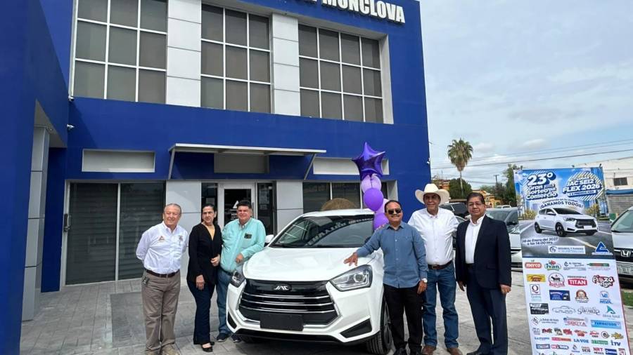 Autoridades de Canaco Monclova presentaron el automóvil JAC 2026 y el cartel oficial del 23 Sorteo del Comercio, que busca incentivar las compras locales.