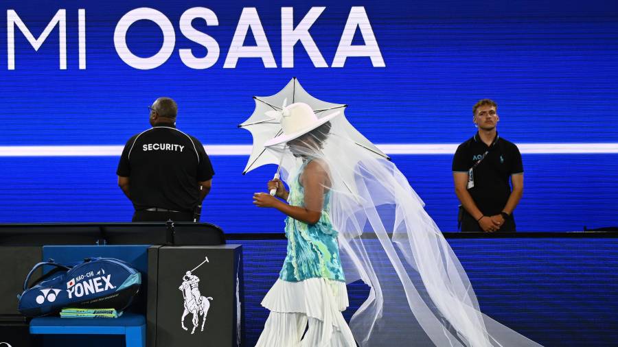 Naomi Osaka llamó la atención desde su entrada a la Rod Laver Arena, luciendo un atuendo especial antes de iniciar su partido en el Australian Open 2026, marcando uno de los momentos más comentados de la jornada.