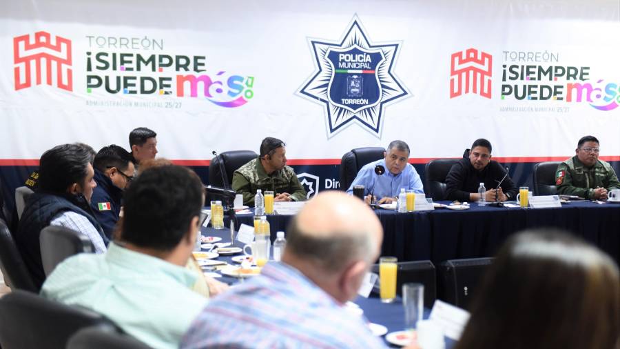 Protección Civil y Bomberos realizaron labores preventivas, incluyendo limpieza de canales para evitar riesgos ante posibles lluvias.