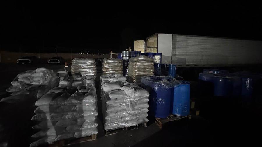 Autoridades federales detuvieron a un hombre y aseguraron más de 13 toneladas y más de 13 mil litros de precursores químicos para drogas sintéticas en operativo en la Carretera Panamericana en Durango