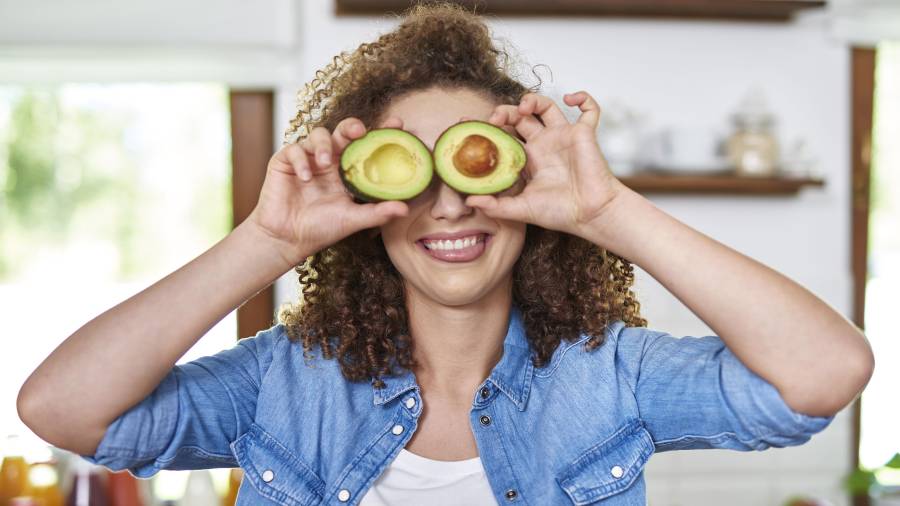 Los aguacates contienen abundante vitamina E y grasas saludables, que contribuyen a proteger las células de los ojos.