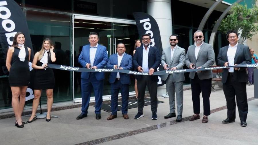 Directivos de Bankaool, acompañados del sector empresarial y funcionarios de Puebla, encabezaron el corte de listón. FOTO: CORTESÍA