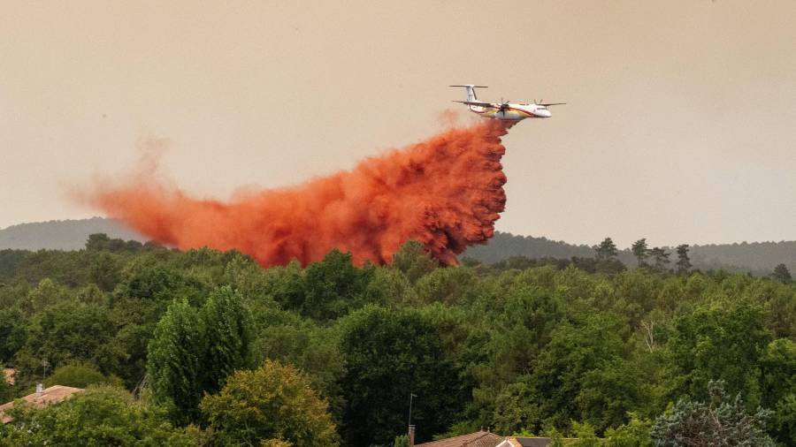 Un avión cisterna descarga agua durante el combate de incendios forestales en la región de Lège-Cap-Ferret, en el oeste de Francia, el jueves 23 de julio de 2026.
